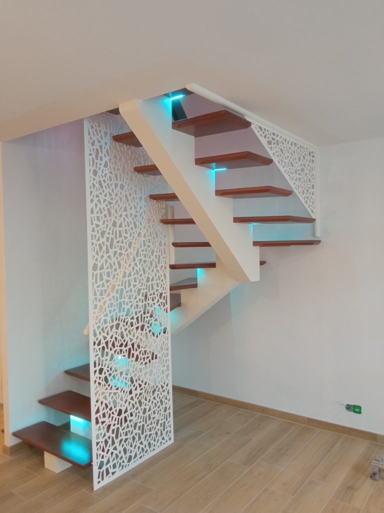 escalier contemporain limon central crémaillère panneaux metalliques