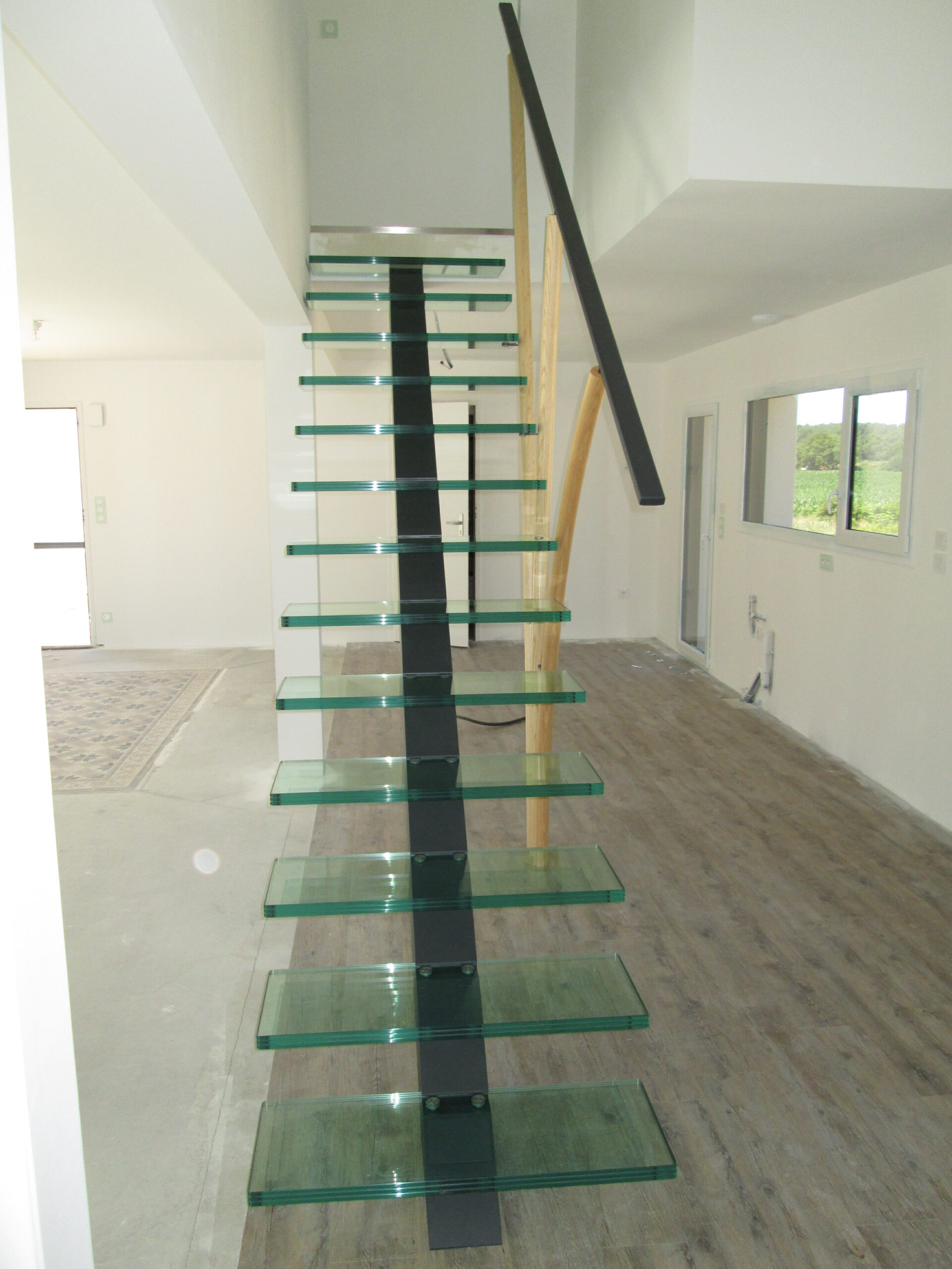 Escalier à limon central marches en verre - Atelier Glotin à Pontchateau